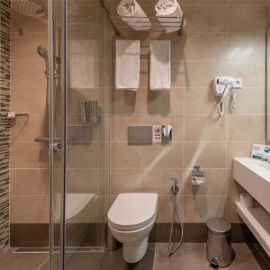 Koupelna v ubytování Hotel The Pacific Suites Near delhi internationl airport