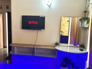 TV a/nebo společenská místnost v ubytování Krishna home