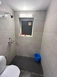Koupelna v ubytování Krishna home