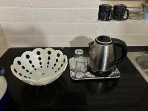 Příslušenství pro přípravu čaje a kávy v ubytování Krishna home