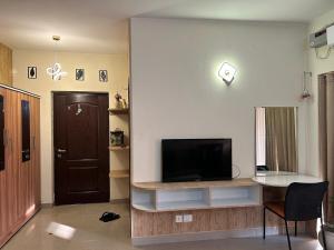 TV a/nebo společenská místnost v ubytování Krishna home