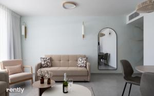 Posezení v ubytování Luxury Apartments And Studios At Sea Side By Rently + 37 fotografií