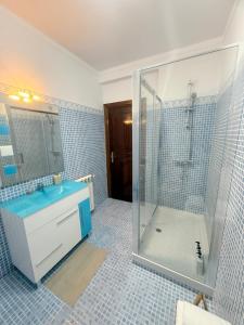 un bagno con doccia in vetro e lavandino di Moradia São João-Santa Cruz a A dos Cunhados Altre 43 foto