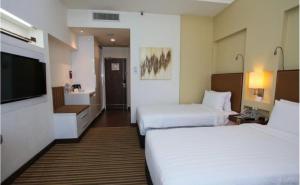 Postel nebo postele na pokoji v ubytování Hotel The Pacific Suites Near delhi internationl airport