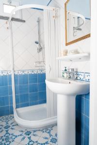 un baño con lavabo y ducha en Villa Alba - Smeraldo, en Amalfi