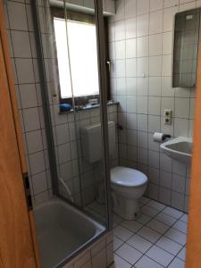 ホルツガーリンゲンにあるHelle 45 qm Einliegerwohnungのトイレ、浴槽、洗面台を備えたバスルーム +30枚の写真