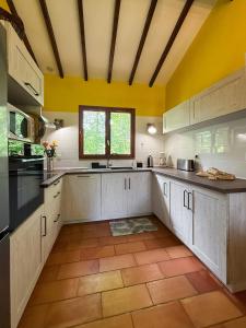 Kuchyň nebo kuchyňský kout v ubytování Petite maison dans grand parc