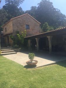 a building with a plant in front of it at Casita curbeiros in O Grove