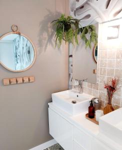 Koupelna v ubytování "Chez Lyly et Juju" Piscine&Sauna Calme 3chambres