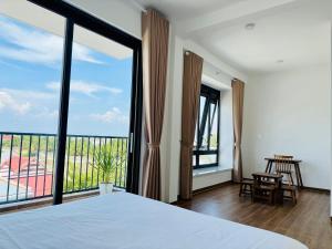 a bedroom with a bed and a large window at Hi Homestay - Near Kitesurfing My Hoa in Phan Rang–Tháp Chàm
