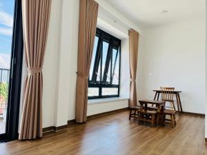een kamer met een tafel en stoelen en grote ramen bij Hi Homestay - Near Kitesurfing My Hoa in Phan Rang +44 foto's