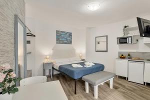 a small room with a bed and a kitchen at La Casa di Luna in Riomaggiore +10 photos