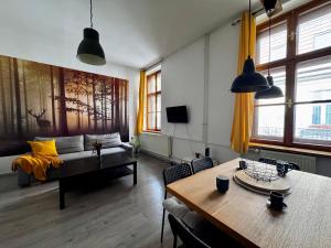 un salon avec un canapé et une table dans l'établissement 120 m2 apartment in the centre of the old town, à Bratislava