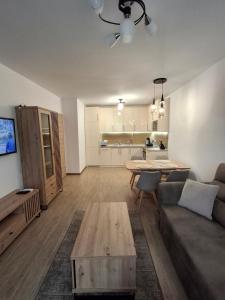 una sala de estar con un sofá y una mesa en Azur Oasis, en Varna