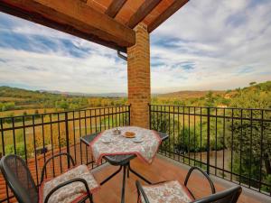 A balcony or terrace at Air-conditioned flat with pool and wellness area
