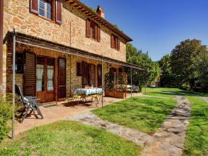 A garden outside Farmhouse with air conditioning, private terrace and pool