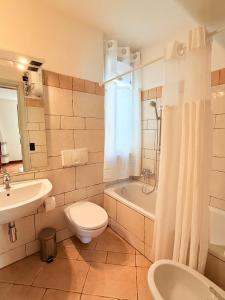 莫尔科泰Gritti Palace Morcote - Waterfront studio with panoramic lake views - Fiordaliso的带马桶、浴缸和水槽的浴室 更多37张照片