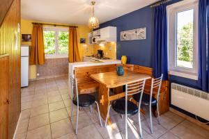 Kuchyň nebo kuchyňský kout v ubytování Hameau des laurières