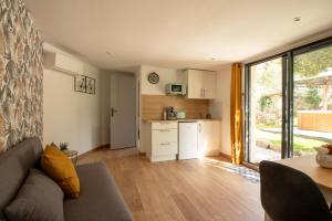 Η κουζίνα ή μικρή κουζίνα στο Ô Jacuzzi du Mazet