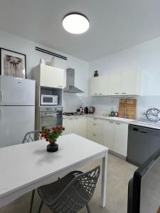 Η κουζίνα ή μικρή κουζίνα στο K Home כרמי גת