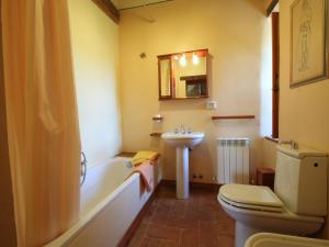 Kúpeľňa v ubytovaní Exquisite Villa in San Venanzo with Private Pool