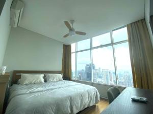 Ένα ή περισσότερα κρεβάτια σε δωμάτιο στο Sky Suites Luxury unit with KLCC view