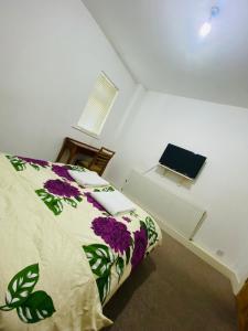 ロンドンにあるGreenwich Homestayのベッドルーム1室(ベッド1台、ノートパソコン1台付)