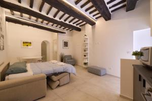 a bedroom with a bed and a couch at Suite n12 - Loft incantevole nel cuore di Perugia in Perugia