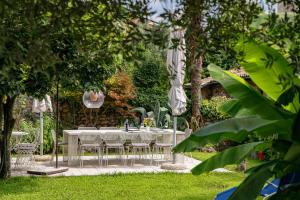 Gritti Palace Morcote - Waterfront studio with panoramic lake views - Fiordaliso外面的花园