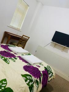 ロンドンにあるGreenwich Homestayの枕が置かれたベッドが2つある寝室 +5枚の写真