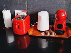 Příslušenství pro přípravu čaje a kávy v ubytování Hello Appart sur Rémire-Montjoly