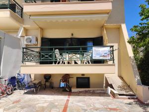 Μπαλκόνι ή βεράντα στο Electra's Beach Front Apartment in Nea Skioni +9 φωτογραφίες