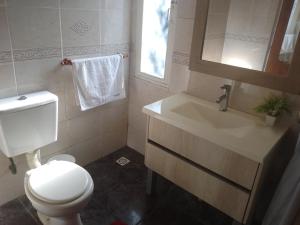 シエラ・デ・ロス・パードレスにあるCasa amplia con piletaのトイレ、洗面台、鏡のあるバスルーム