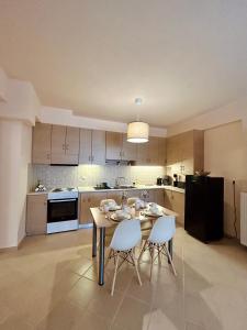 Una cocina con una mesa y sillas en una habitación. en Feel at home - Kalamata - Near the center, en Kalamata