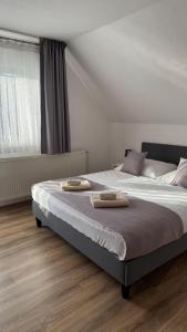 スタラー・レスナーにあるPrivát Harenčárのベッドとタオル2枚のある寝室