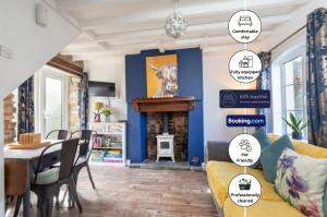 Ruang duduk di Pet Friendly Cottage By KBS Stayhub Short Lets & Serviced Accommodation Stonehouse With Log Fire, Parking +35 gambar