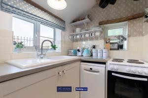 Dapur atau dapur kecil di Pet Friendly Cottage By KBS Stayhub Short Lets & Serviced Accommodation Stonehouse With Log Fire, Parking
