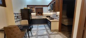Kuchyň nebo kuchyňský kout v ubytování Zen Vacation Farmhouse Memon Goth Karachi