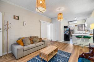 Una sala de estar con un sofá y una cocina. en Swainson on Emerson, en Glandore 8 fotos más