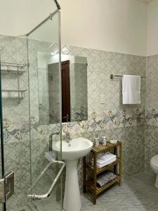 Ванная комната в In-Love Homestay