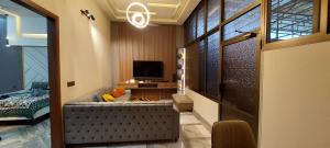 TV a/nebo společenská místnost v ubytování Zen Vacation Farmhouse Memon Goth Karachi