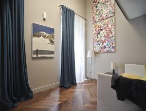 sypialnia z łóżkiem i oknem w obiekcie Palazzo Del Carretto-Art Apartments and Guesthouse w Turynie +37 zdjęć
