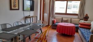 una sala de estar con una mesa y un sofá en Résidence Marina Beach, en M'diq