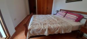 Un dormitorio con una cama con dos almohadas encima. en Résidence Marina Beach, en M'diq