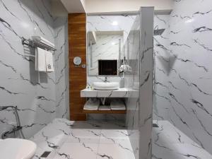 甘贾Dashli Gala Hotel Ganja的带水槽和镜子的白色浴室