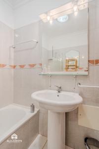 サンタ・クルーズにあるBeach Bliss Apartmentの洗面台、鏡、浴槽のあるバスルーム +16枚の写真