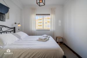 サンタ・クルーズにあるBeach Bliss Apartmentのベッド2台と窓のある寝室