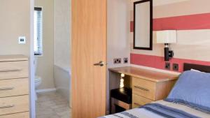 Postel nebo postele na pokoji v ubytování Victory Lodge with Hot Tub - 2 Bedroom - Sleeps 6 - Bron-Y-Wendon Holiday Park