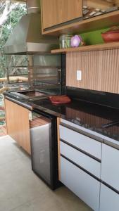 Kuchyň nebo kuchyňský kout v ubytování Villa Tropical PdF Completo Cozinheira excelente opcional