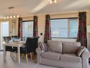 Posezení v ubytování Victory Lodge with Hot Tub - 2 Bedroom - Sleeps 6 - Bron-Y-Wendon Holiday Park